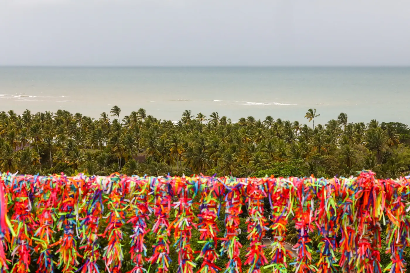 Mirante de Arraial d’Ajuda com fitas coloridas e vista para o mar