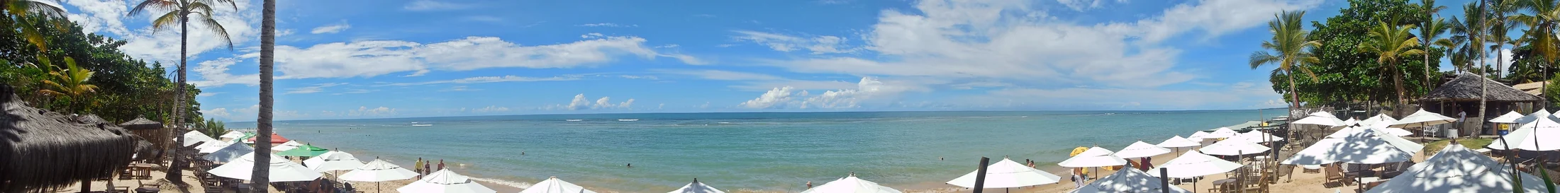 Vista panorâmica da Praia do Mucugê em Arraial d’Ajuda, Porto Seguro