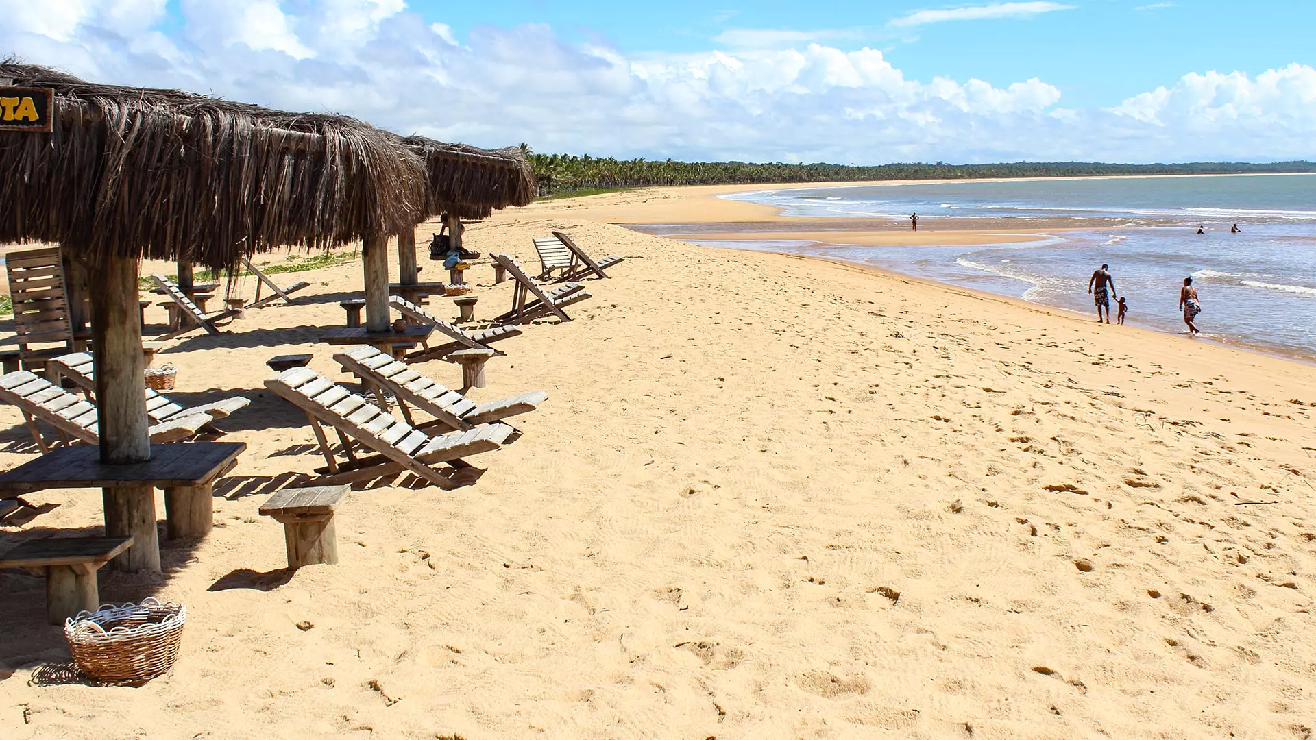 Praia de Guaiú na região de Santo André, com quiosques e espreguiçadeiras